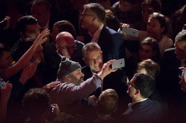 A supporter of Presidential candidate Alexander Van der Bellen takes a selfie with him (C) during his post-election party in Vienna in Vienna on December 4, 2016. Austrian far-right candidate Norbert Hofer on Sunday congratulated his opponent in presidential elections after projections indicated that he had lost. / AFP PHOTO / JOE KLAMAR
